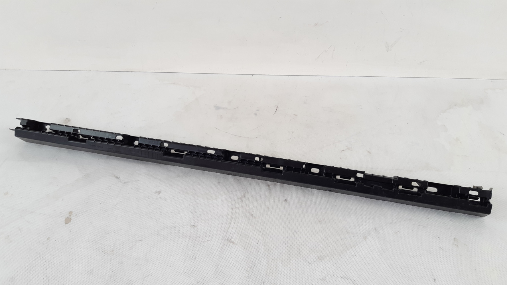 VOLVO XC90 II ŚLIZG LISTWY PROGOWEJ LEWY 31395857