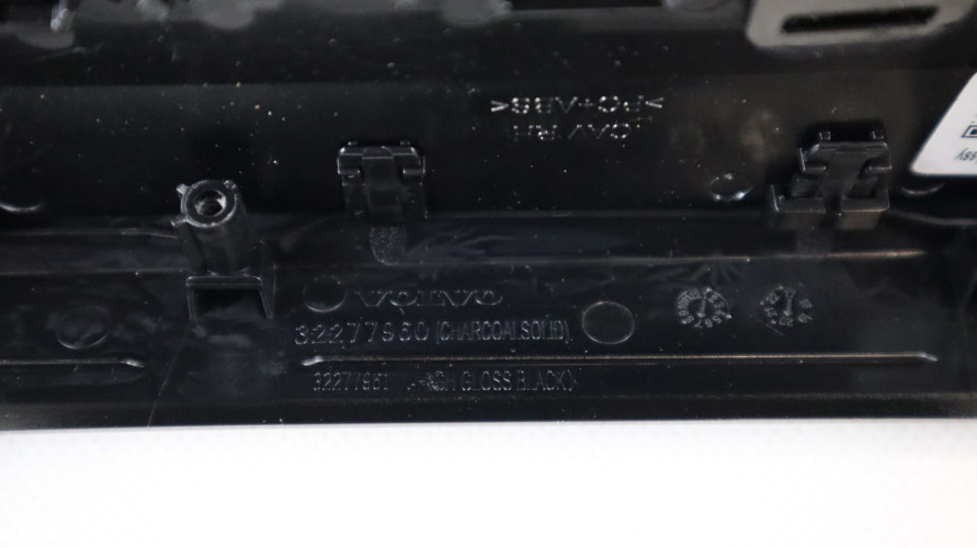 RAMKA OSŁONY RADIA VOLVO XC40 32277960