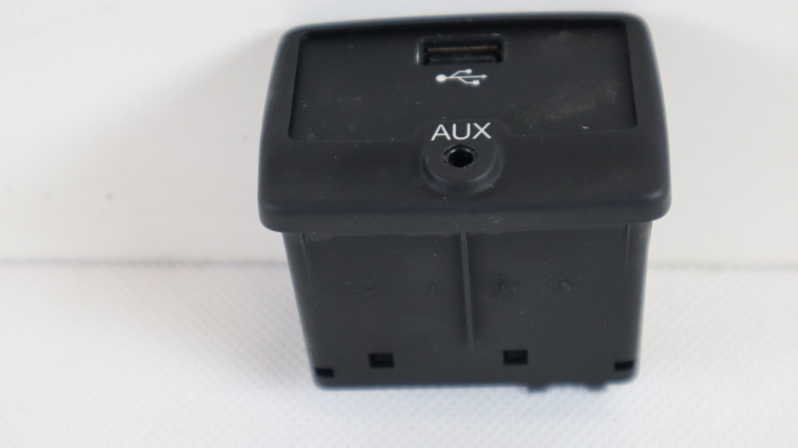 FIAT 500L GNIAZDO AUX 735558298