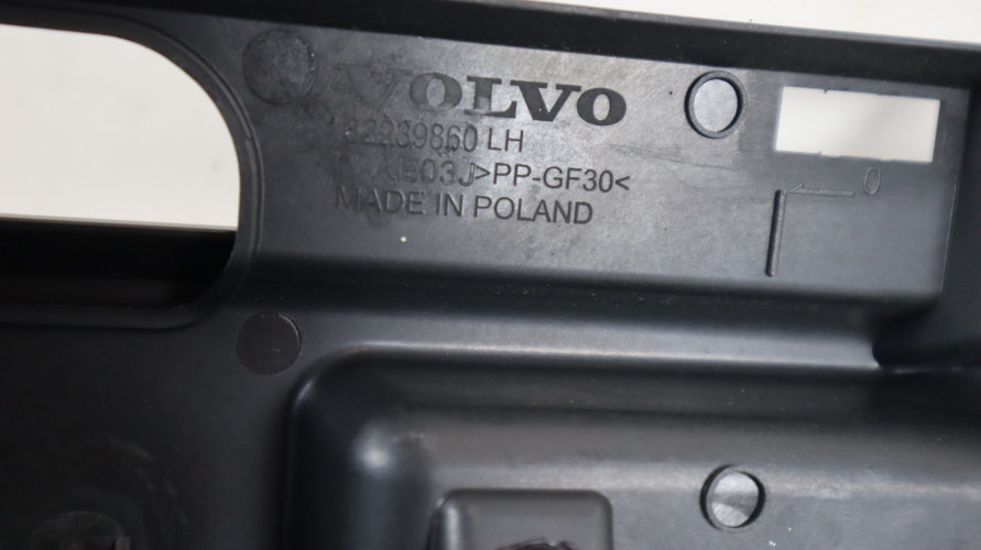 VOLVO V60 II OSŁONA BOCZEK BAGAŻNIKA LEWY 32239860