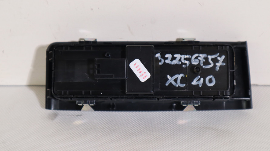 VOLVO XC40 PRZEŁĄCZNIK PANEL SYZB LEWY PRZÓD 32256757