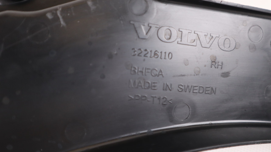 VOLVO XC60 II OSŁONA BŁOTNIKA PRAWA PRZÓD 32216110