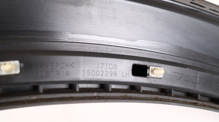 VOLVO XC90 II LISTWA BŁOTNIKA LEWA PRZÓD 31399460