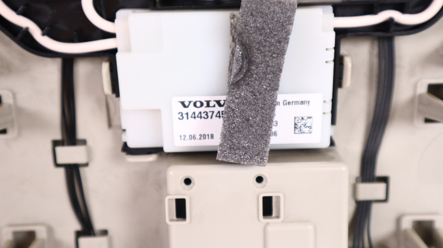 VOLVO XC90 II LAMPKA PODSUFITKI 31479611, 31443745