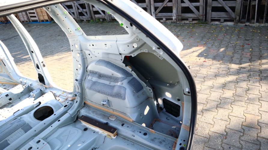 VOLVO XC90 II ĆWIARTKA BŁOTNIK PRAWY TYŁ