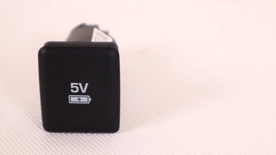 JAGUAR I-PACE PANEL USB JPLA-19010-CA