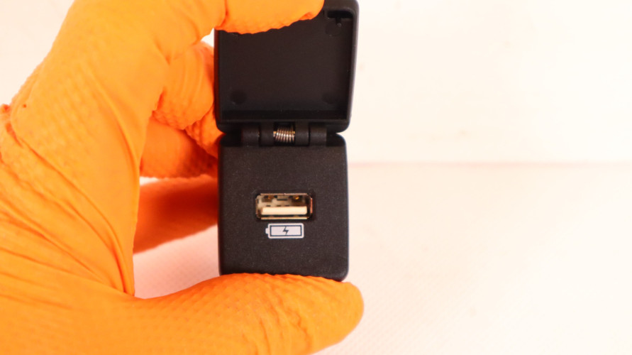 JAGUAR I-PACE PANEL USB JPLA-19010-CA