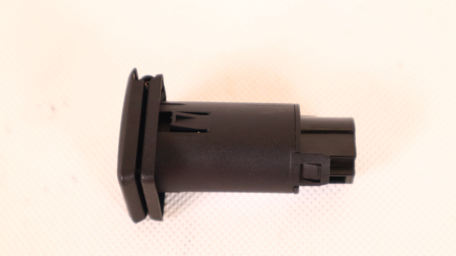 JAGUAR I-PACE PANEL USB JPLA-19010-CA