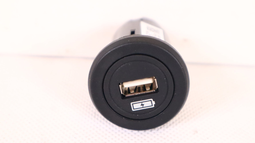 JAGUAR I-PACE PANEL USB J9D3-19010-AA