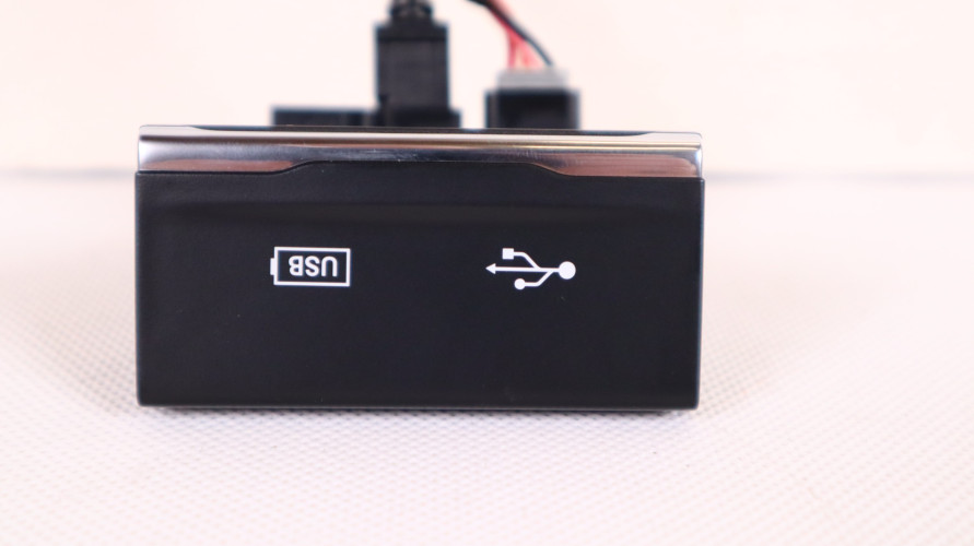 JEEP CHEROKEE KL GNIAZDO USB USB C 68271567AB