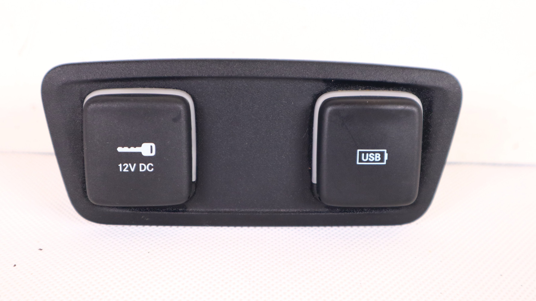 CHRYSLER PACIFICA II PANEL USB 68229847AA, 75926B02