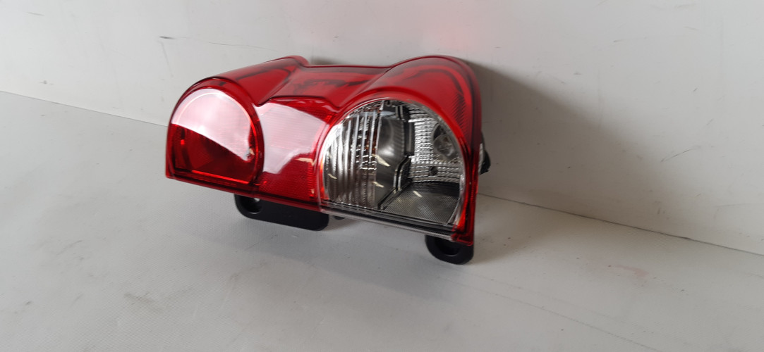 NISSAN NV200 LAMPA LEWA TYŁ 26550BJ00A