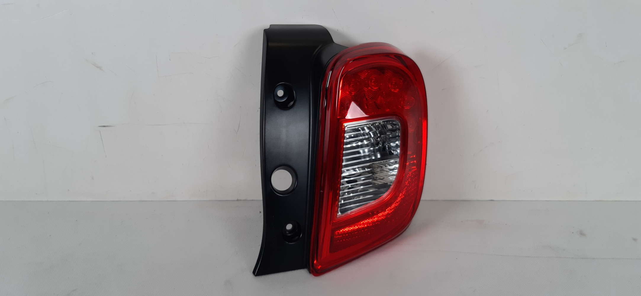 NISSAN MICRA IV K13 LAMPA PRAWA TYŁ