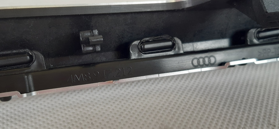 AUDI Q8 DEKOR TAPICERKI DRZWI PRAWY PRZÓD 4M8.947.212