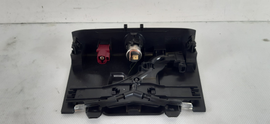 VOLVO XC40 PANEL GNIAZDO USB 31469019