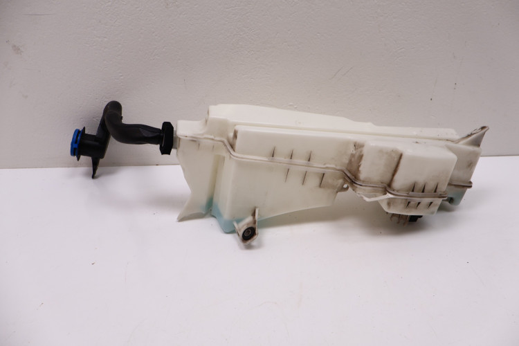 VOLVO V60 II ZBIORNICZEK SPRYSKIWACZY 30747576, 30747577