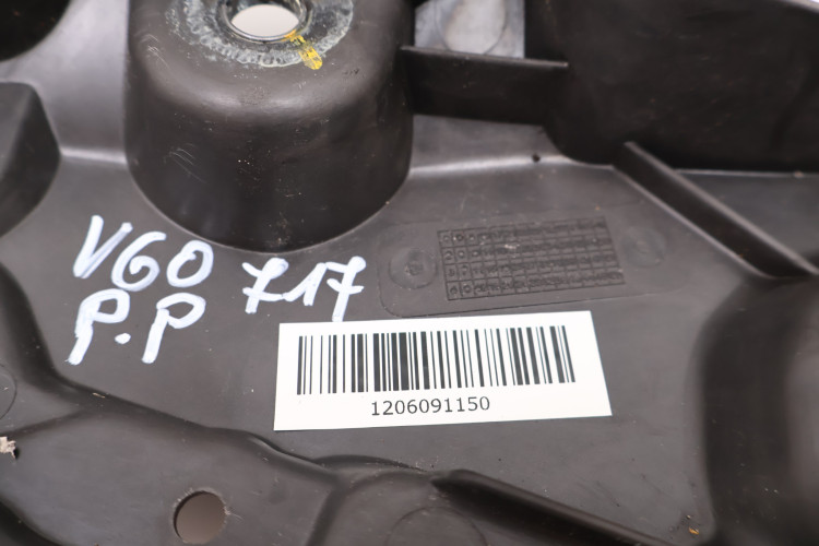 VOLVO V60 II MOCOWANIE BŁOTNIKA PRAWE 717 31468232