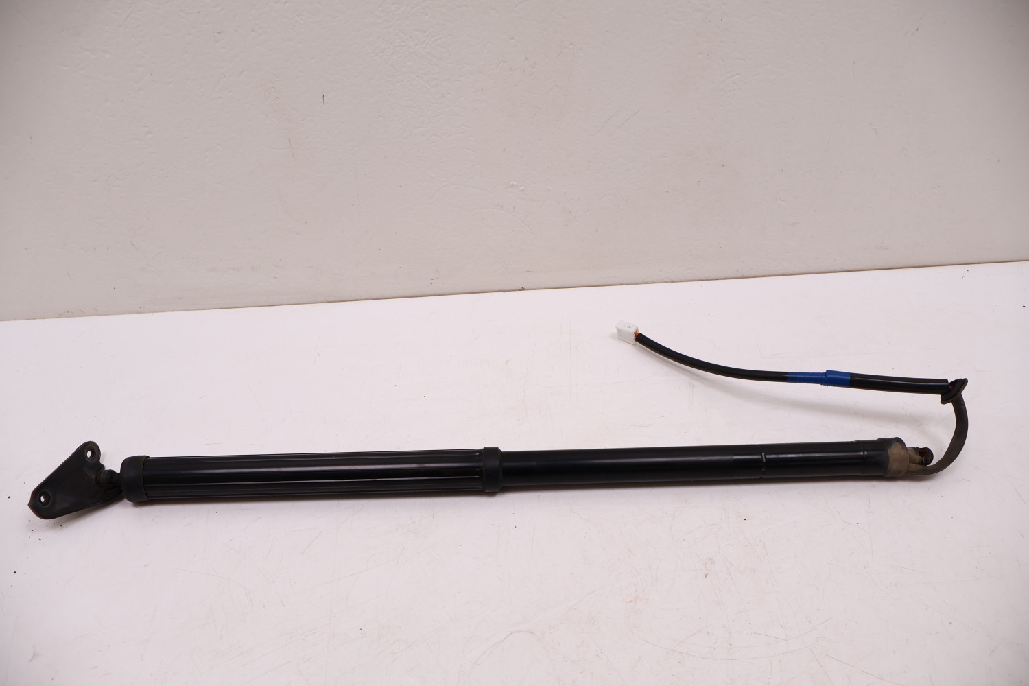 LEXUS RX IV SIŁOWNIK KLAPY BAGAŻNIKA LEWY 68920-48030