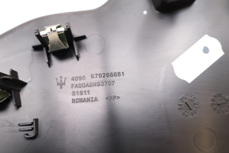 MASERATI GRECALE OSŁONA ZAŚLEPKA PRAWA 670266681