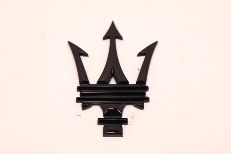 MASERATI GRECALE ZNACZEK EMBLEMAT