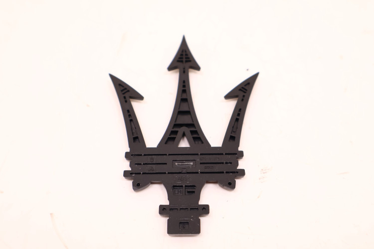MASERATI GRECALE ZNACZEK EMBLEMAT
