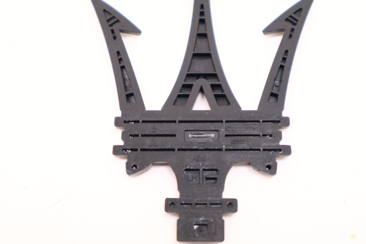 MASERATI GRECALE ZNACZEK EMBLEMAT