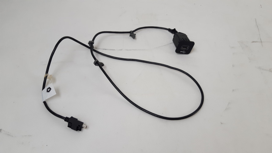 JEEP CHEROKEE KL GNIAZDO USB 68145140AC