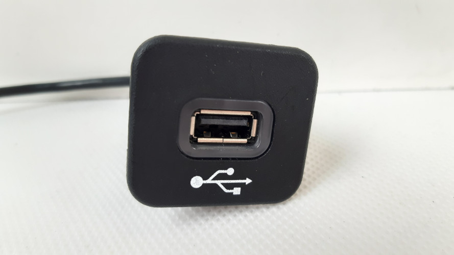 JEEP CHEROKEE KL GNIAZDO USB 68145140AC