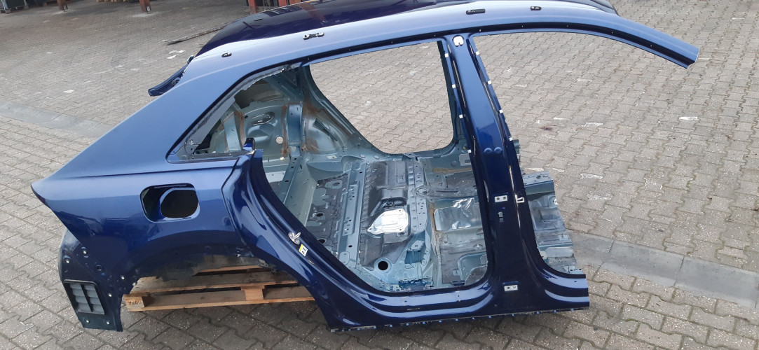 AUDI Q8 ĆWIARTKA DUPA PAS TYŁ DACH