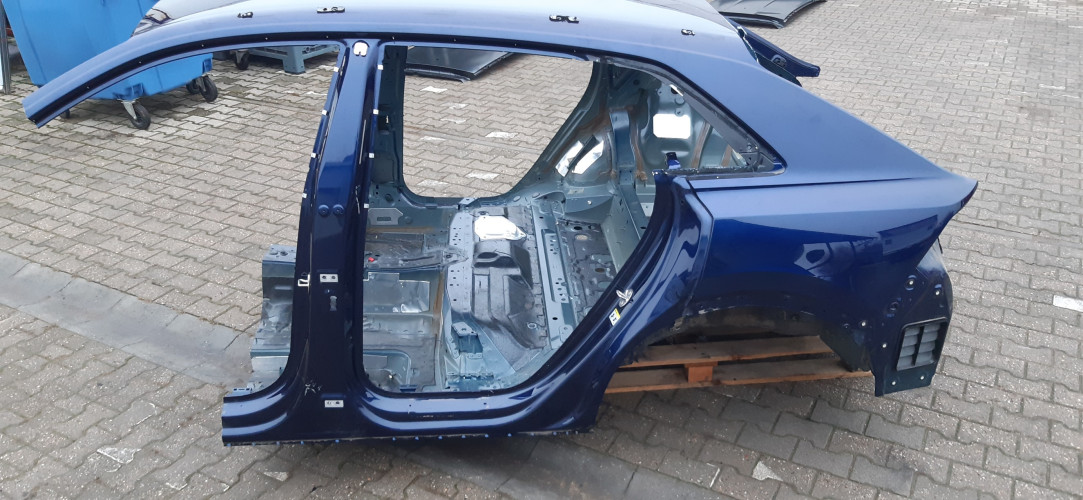 AUDI Q8 ĆWIARTKA DUPA PAS TYŁ DACH