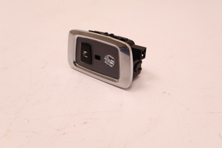 VOLVO XC60 II LAMPKA PODSUFITKI 32289782