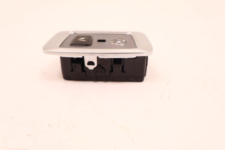 VOLVO XC60 II LAMPKA PODSUFITKI 32289782