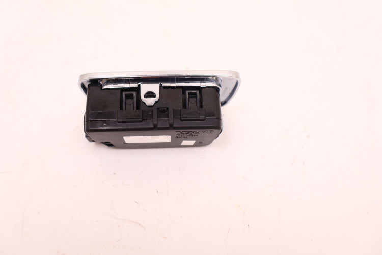 VOLVO XC60 II LAMPKA PODSUFITKI 32289790