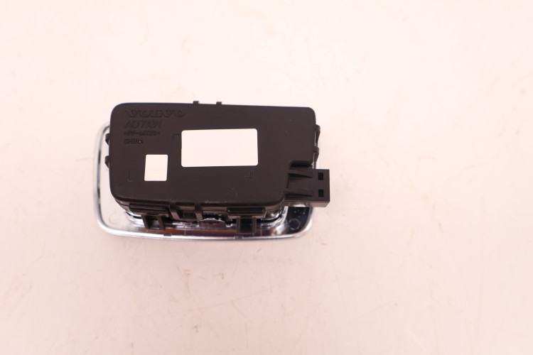 VOLVO XC60 II LAMPKA PODSUFITKI 32289782