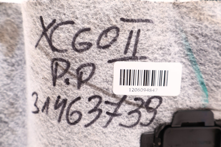 VOLVO XC60 II WYKŁADZINA PASAŻERA PRAWA PRZÓD 31463739