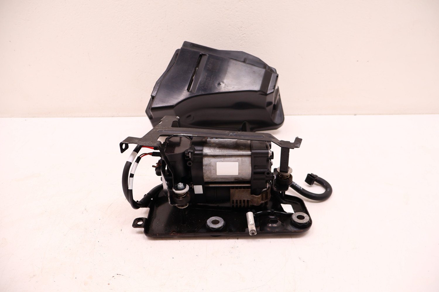 VOLVO XC60 II 2.0 T8 KOMPRESOR ZAWIESZENIA 32315091