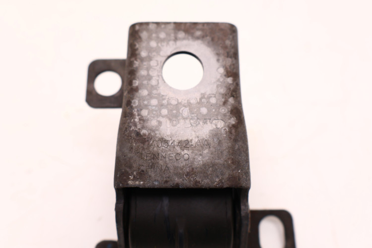 VOLVO XC60 II WIESZAK MOCOWANIE TŁUMIKA PRAWY TYŁ 31405442