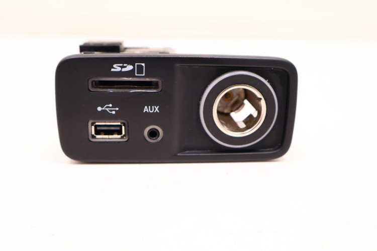 JEEP CHEROKEE KL PORT ZAPALNICZKA AUX USB SD 68139536AC