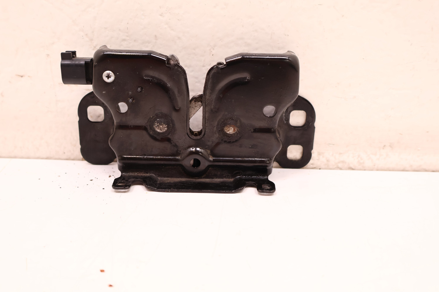 JEEP CHEROKEE KL ZAMEK MASKI 68110053AB