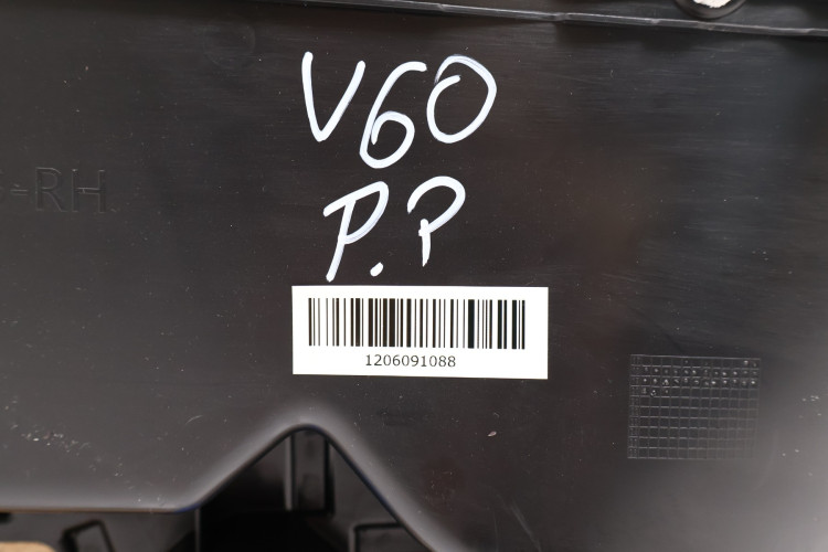 VOLVO V60 II BOCZEK DRZWI PRAWY PRZÓD 30747502, 31490902