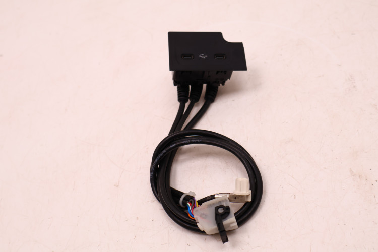 MERCEDES-BENZ CLE A236 PANEL PORTY USB TUNELU ŚRODKOWEGO A2066800406
