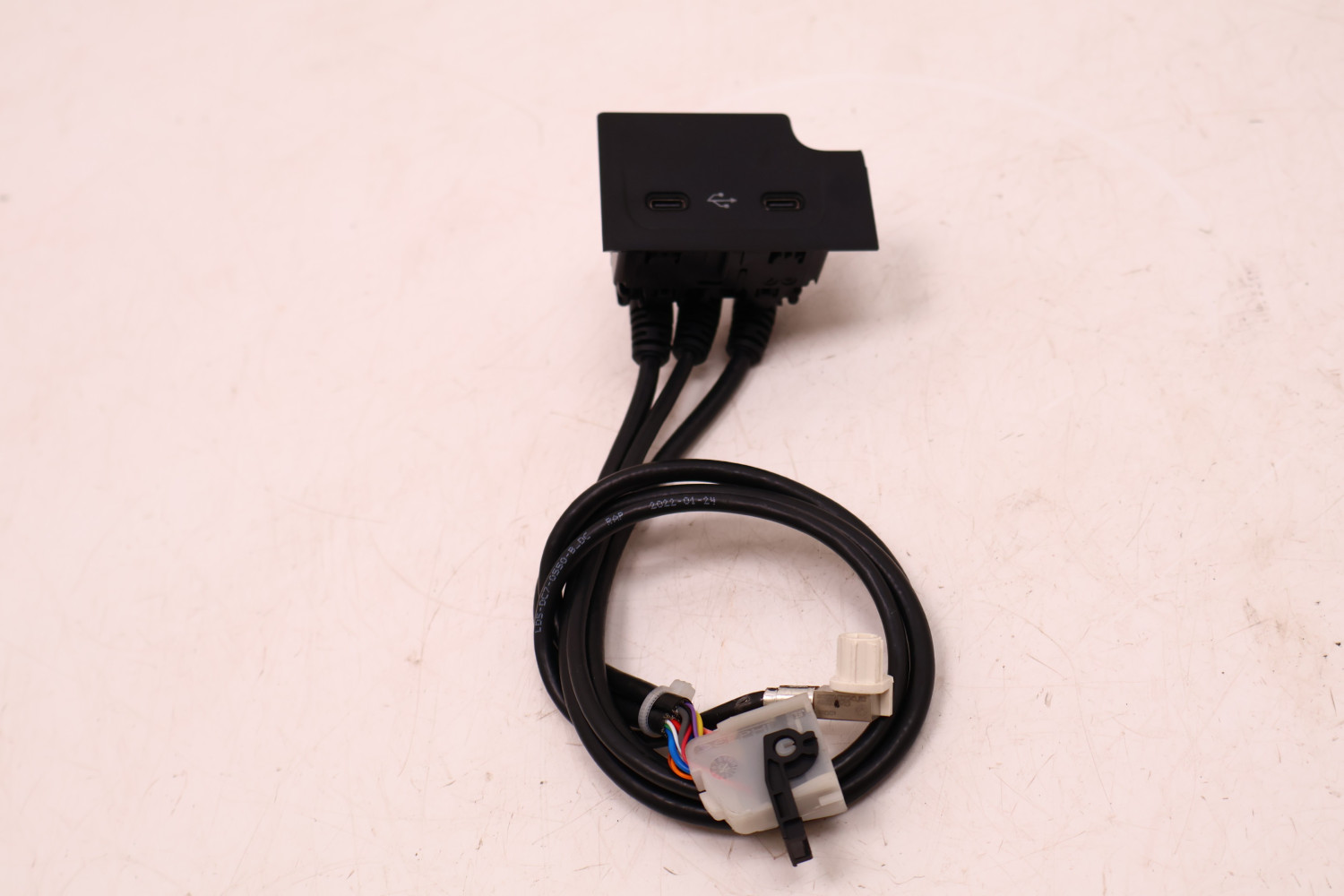 MERCEDES-BENZ CLE A236 PANEL PORTY USB TUNELU ŚRODKOWEGO A2066800406