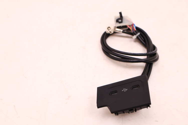 MERCEDES-BENZ CLE A236 PANEL PORTY USB TUNELU ŚRODKOWEGO A2066800406
