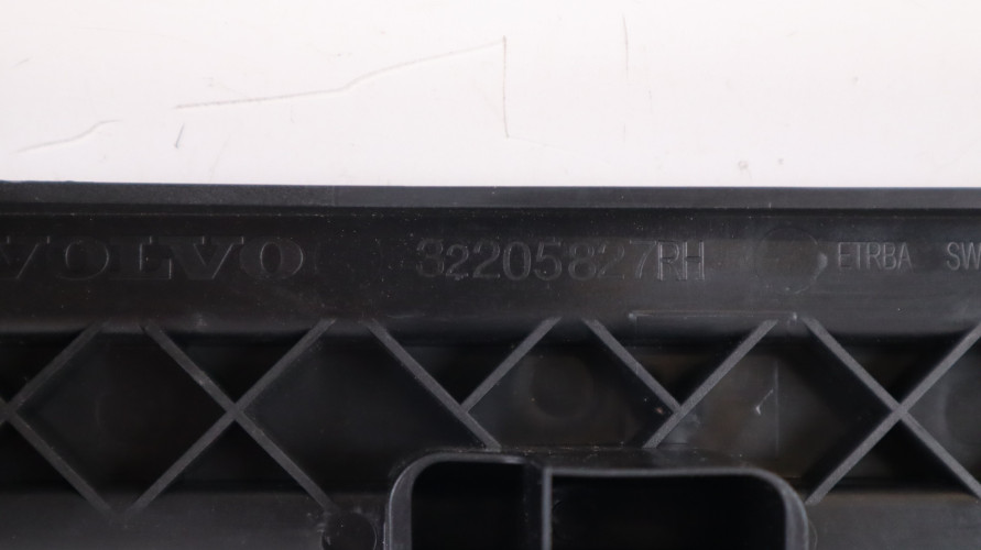 VOLVO V90 LISTWA BAGAŻNIKA PRAWA 32205827