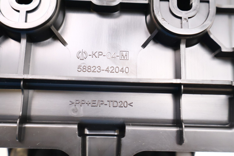 TOYOTA RAV4 IV PODŁOKIETNIK 58901-42300, 58823-42040
