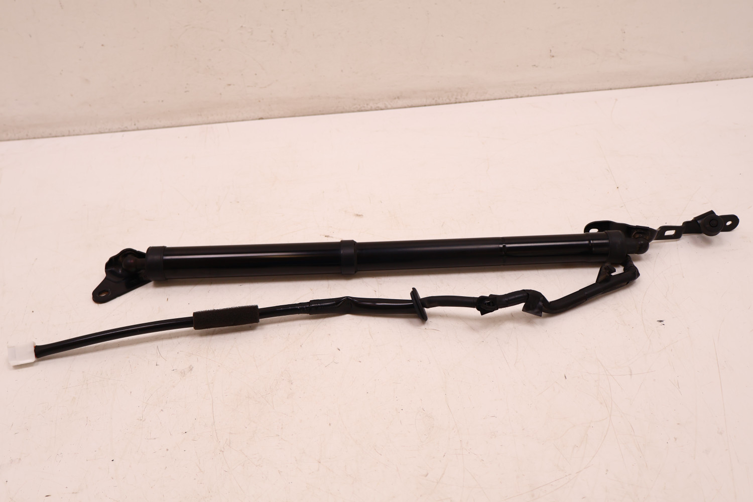 TOYOTA RAV4 IV SIŁOWNIK KLAPY BAGAŻNIKA PRAWY ELEKTRYCZNY 68910-42040