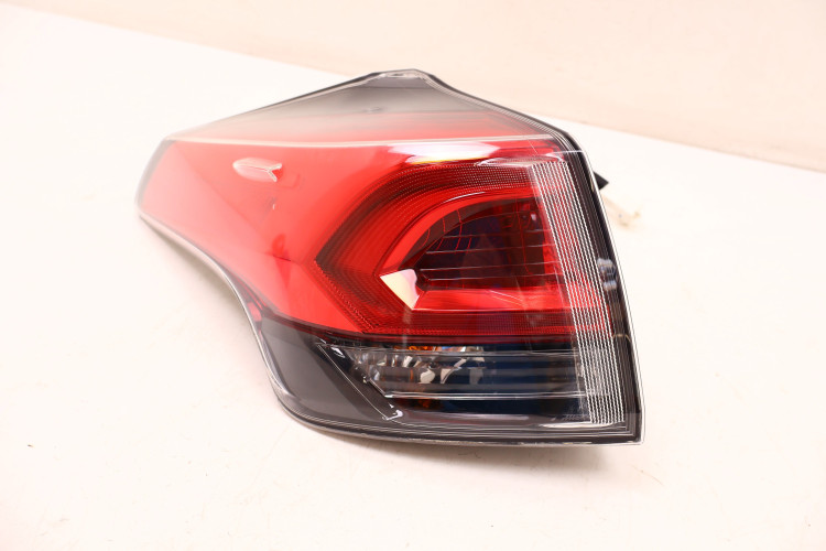 TOYOTA RAV4 IV LIFT LAMPA LEWA TYŁ 81560-42201