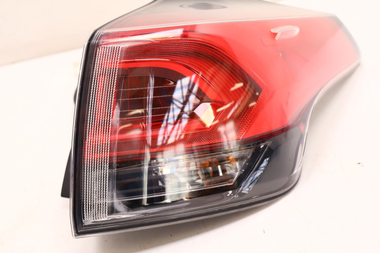 TOYOTA RAV4 IV LIFT LAMPA PRAWA TYŁ 81550-42201