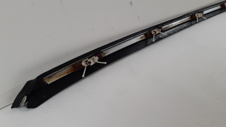 VOLVO XC60 I LIFT LISTWA SZYBY CZOŁOWEJ LEWA 711-16