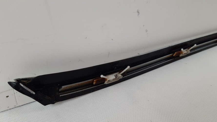 VOLVO XC60 I LIFT LISTWA SZYBY CZOŁOWEJ PRAWA 711-16